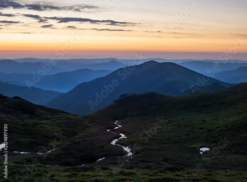 Cuadro en lienzo Blue Hour Mountain Valley before Sunrise at Lala Mica Lake