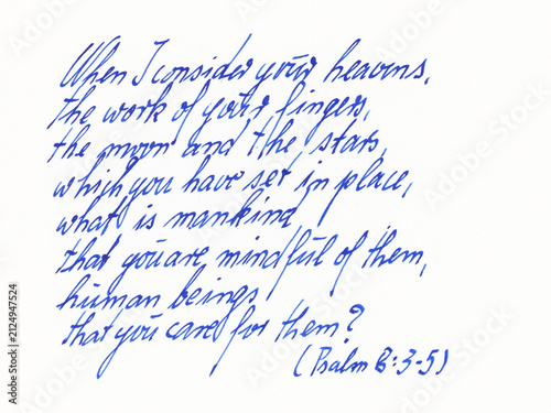 Fotografía Blue cursive handwriting on a white background displays a passage from Psalm 8, verses 3-5