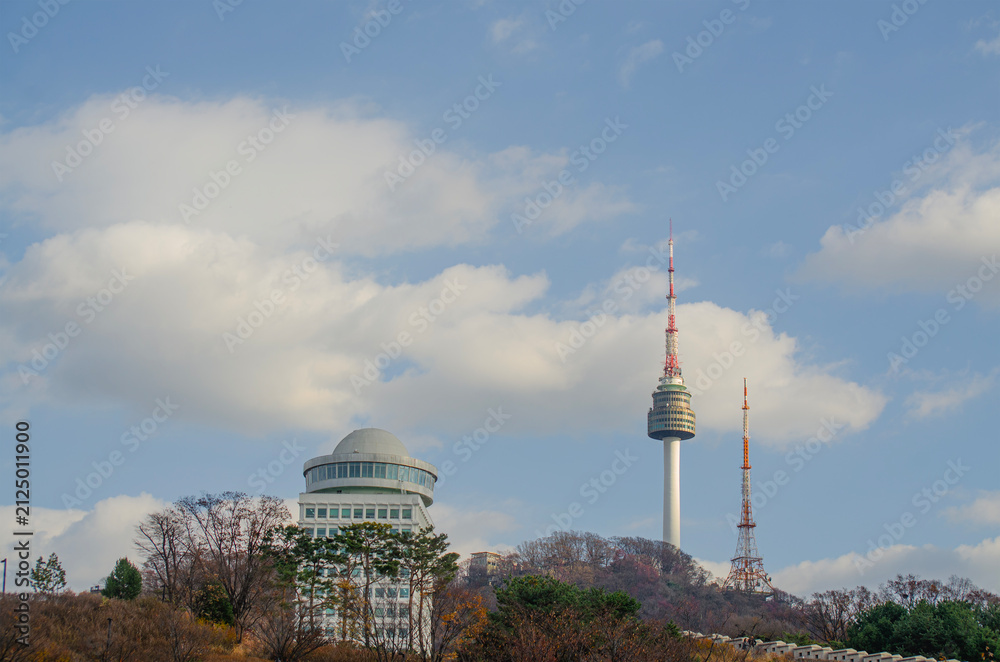 Obraz premium SEOUL SOUTH KOREA - November 22, 2025: Seoul Tower on sky background . also known as Namsan Tower is a communication and observation tower located on Namsan Mountain. copy space