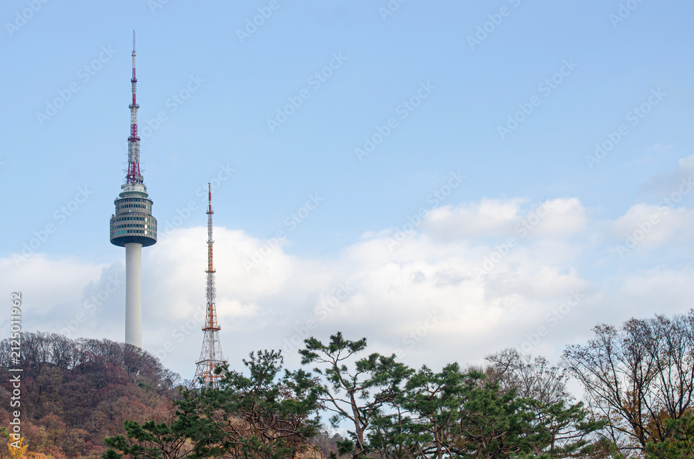 Obraz premium SEOUL SOUTH KOREA - November 22, 2025: Seoul Tower on sky background . also known as Namsan Tower is a communication and observation tower located on Namsan Mountain. copy space