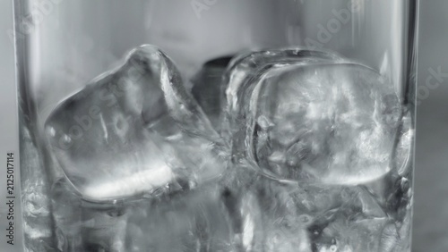 Fotografía Ice cubes inside a glass with water, close-up, illustrating refreshment, coldnes