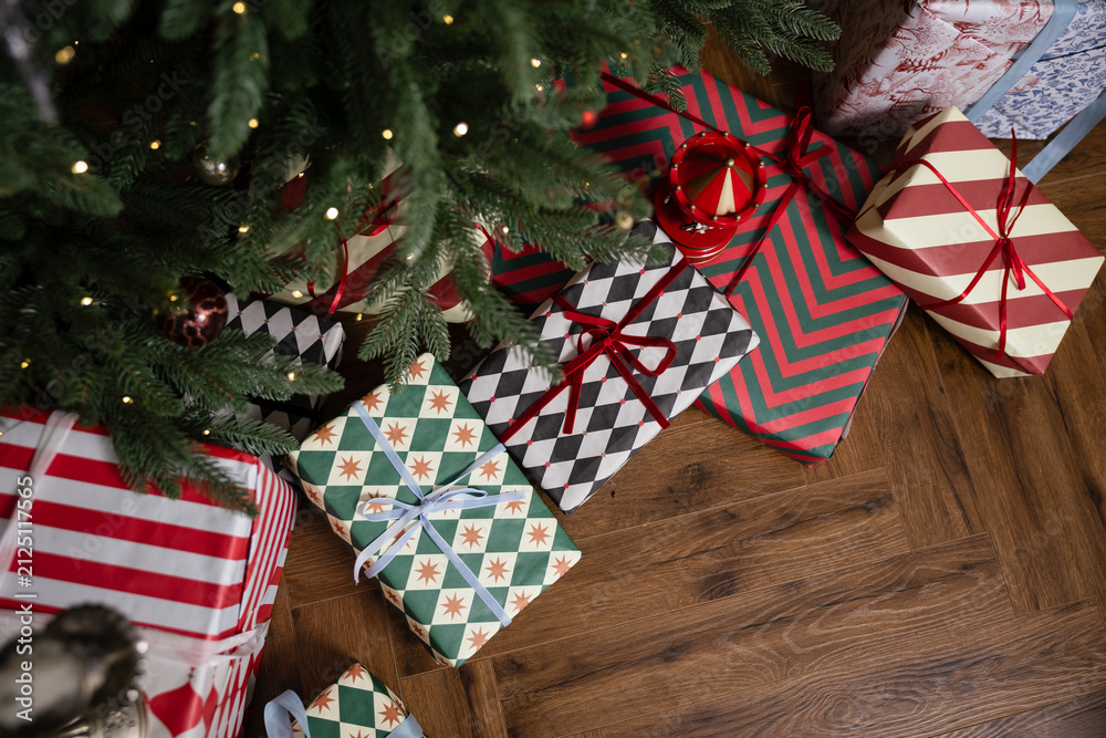 Obraz premium There are bright Christmas boxes under the tree, a New Year's gift