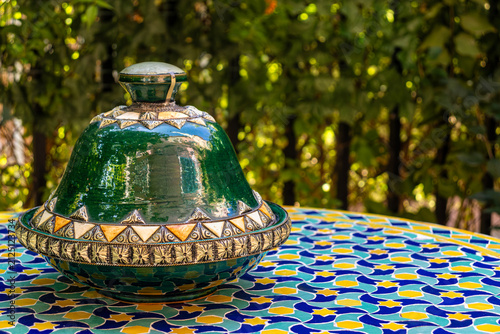 Quadro su tela Authentic Green Moroccan Ceramic Tagine on a Zellige Mosaic Table in Marrakech