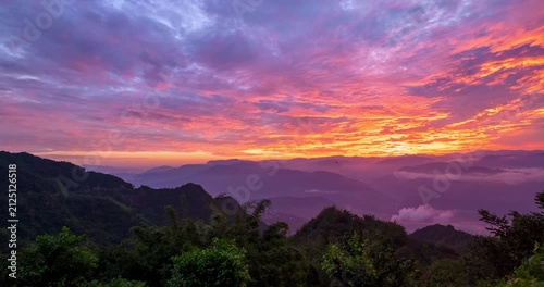 ‌Mountain sunrise’s awe-inspiring grace in time lapse