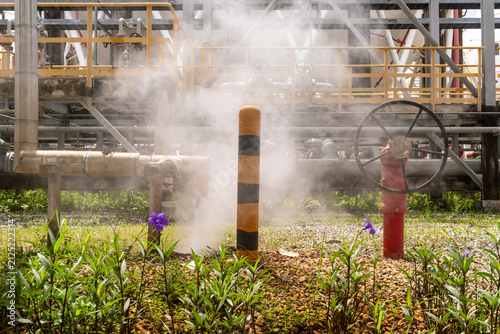 Fotografía White steam venting from industrial pipelines at a petrochemical plant while pur