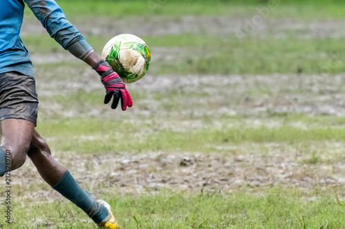 Quadro su tela Soccer goalkeeper going to kick soccer ball