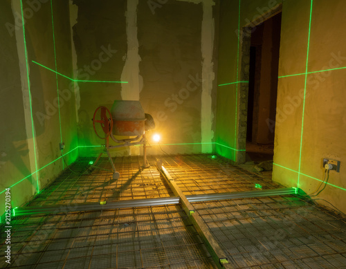 Preparación del espacio para la colocación de piso con sistema de láser en el ambiente de construcción
