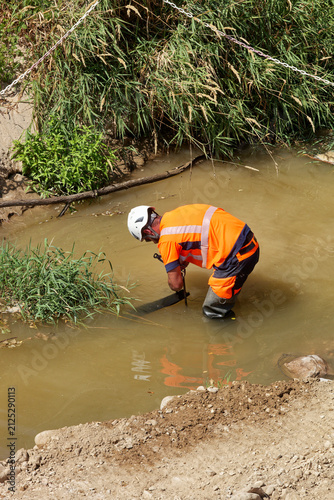Ouvrier travaillant dans l'eau de la rivière
