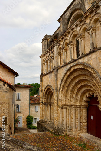Fotografía The richly carved Romanesque façade of the Church of Saint-Jacques rises above a