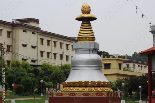 Foto The image captures the elegance of the temple, intricate details, traditional design, and the peaceful essence of Buddhist culture