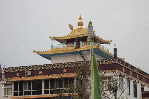 Fotografía The image captures the elegance of the temple, intricate details, traditional design, and the peaceful essence of Buddhist culture