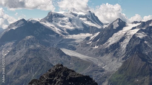 Glacier majestueux et sommets enneigés des Alpes valaisannes vus depuis le Mont Fort, Suisse