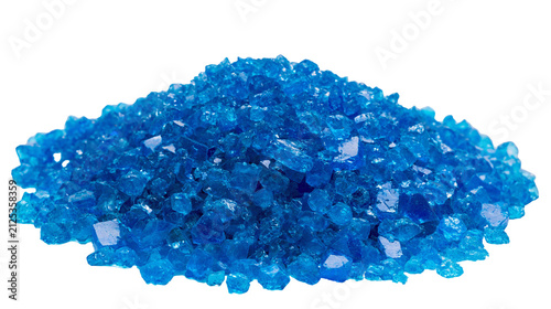 Foto Pile of bright blue crystalline copper sulfate pentahydrate, isolated on transpa