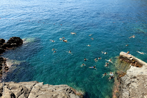 Fotografie Schwimmen vor der Steilküste in Ligurien