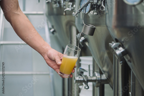 Fotografía 醸造タンクからグラスへ直接注がれるビール　クラフトビール醸造のサンプリングとテイスティング