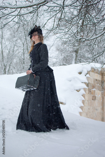 Foto A Victorian woman wearing a black 1870s bustle ensemble