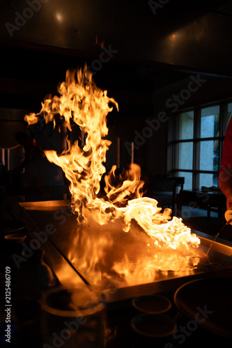 Obraz na płótnie teppanyaki fire show, flaming onion volcano