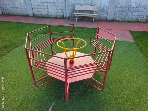 Quadro su tela Gira-Gira Infantil em Playground de Condomínio Residencial com Área de Lazer