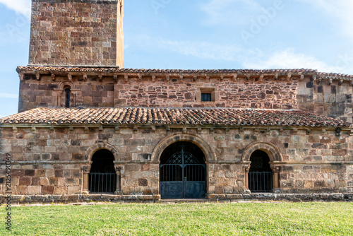 Fotografía Exterior view of the 12th century Romanesque church of San Martin de Tours featu