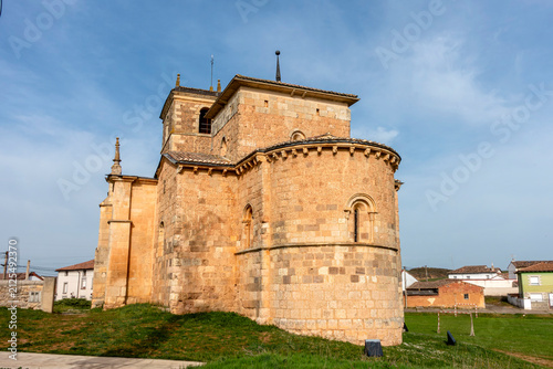 Quadro su tela Exterior view of semicircular apse & side wall, Church of San Lorenzo in Zorita del Páramo (Palencia, Spain)
