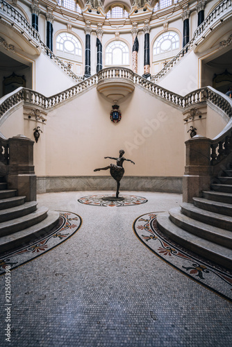 Konstfotografi Grand Theater of Havana Entrance with Alicia Alonso Sculpture