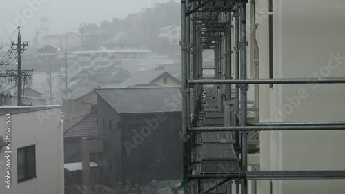 夏のゲリラ雷雨の様子と都市の住宅地の風景