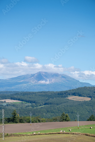 夏の青空と畑作地帯と山並み　大雪山
