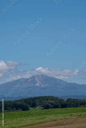 夏の青空と夏山の山頂　大雪山
