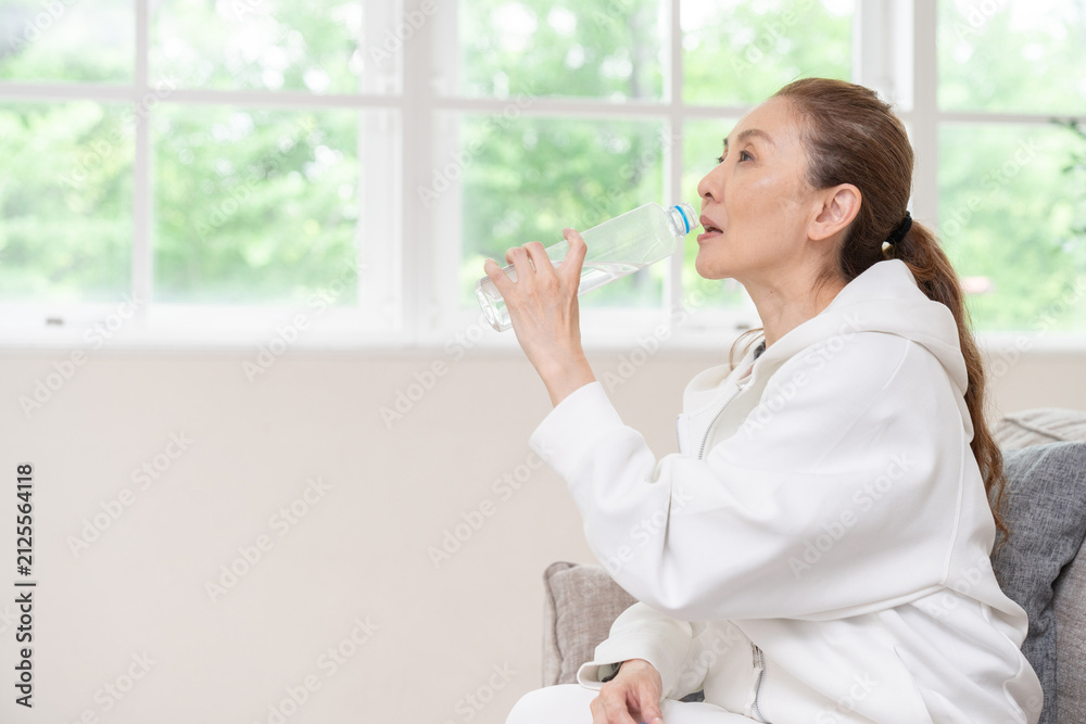 Fototapeta premium 水を飲むシニア女性