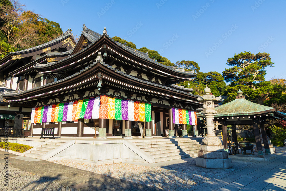 Fototapeta premium 日本の風景・秋 神奈川県鎌倉市 紅葉の長谷寺 本堂