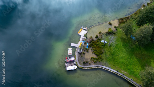 Foto Pliva lake shore with docked boats and boardwalk