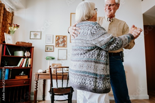 Canvastavla Elderly couple dancing in a cozy living room, surrounded by decor