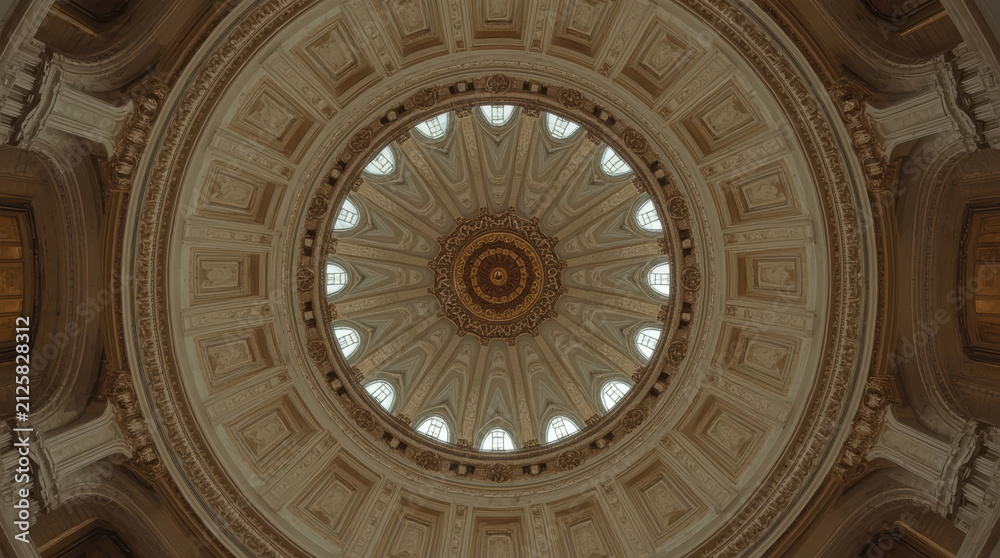 Obraz premium Domed ceiling radial symmetry ornate plasterwork classical architecture serene light