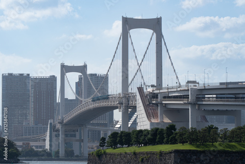 Fotografie rainbow bridge daytime view in tokyo with modern architecture and buildings