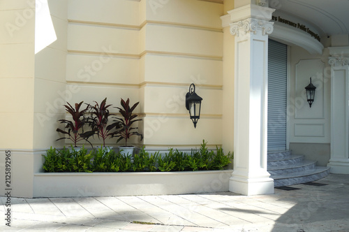 Rajadamnoen Architecture, a Neoclassical architectural style. Rajadamnoen Modern architecture, which focuses on geometric shapes.