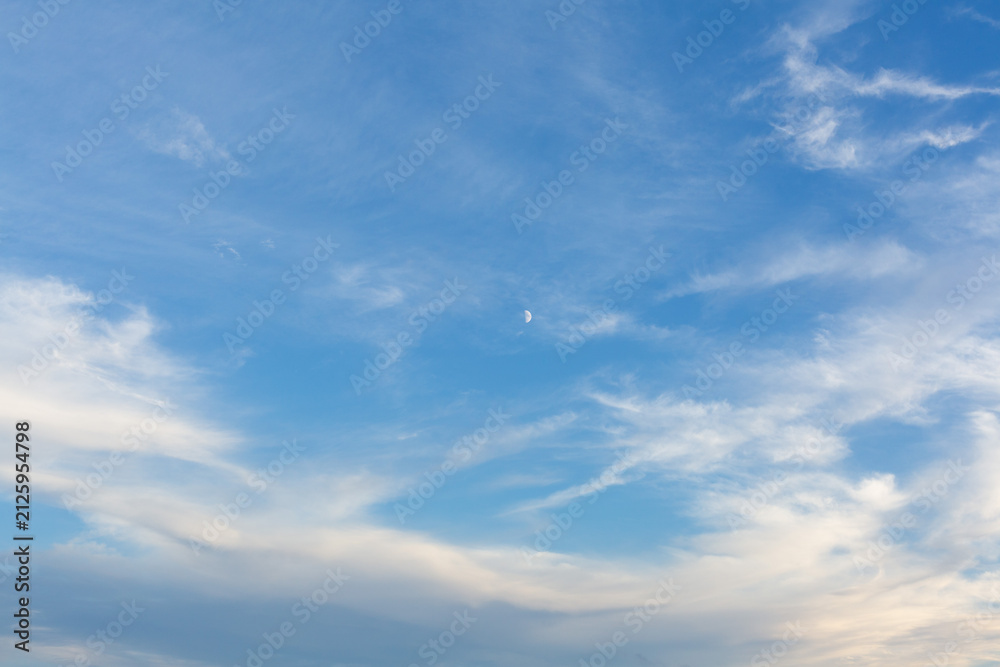 Obraz premium Boats floating on sea with wispy clouds