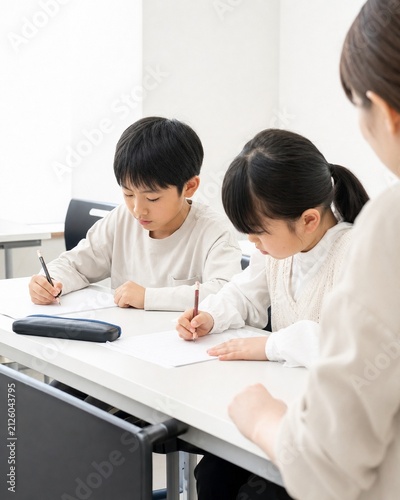 Tapety artystyczne 塾で勉強する小学生と先生の個別学習