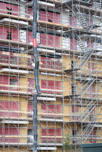 Obraz na plátně Scaffolding and debris chute on apartment building under construction
