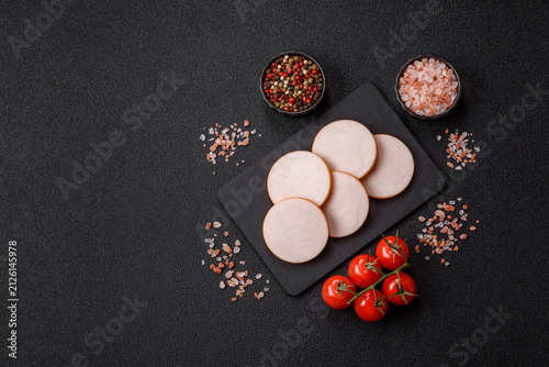 Fotografía Slices of boiled chicken or pork sausage as an ingredient for home cooking