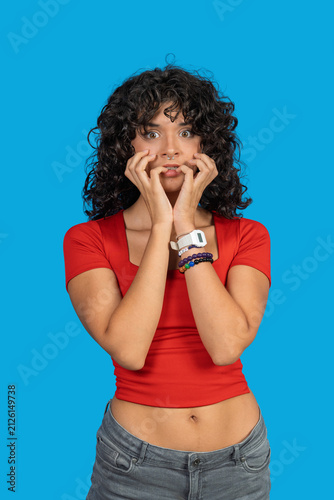 фотографія Young woman showing fear and anxiety expression