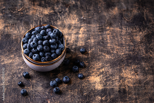 Canvas Print Fresh ripe blueberry berries in bowl