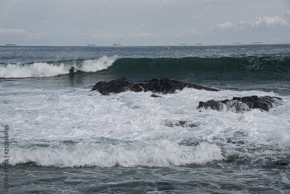 Fototapeta premium Waves breaking on the rocks