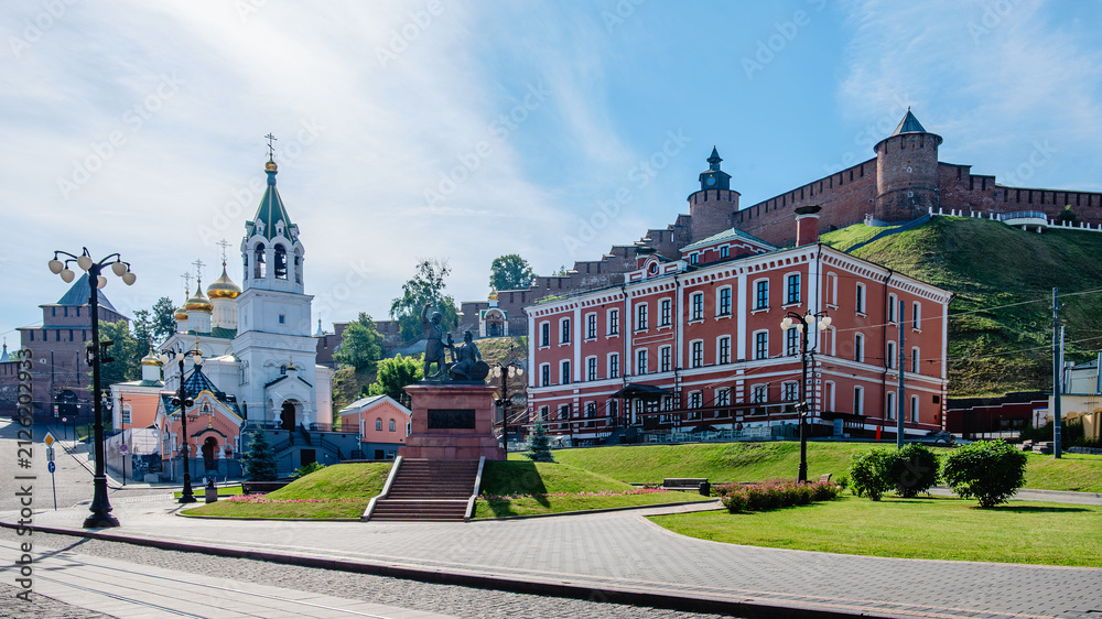 Obraz premium People's Unity Square in Nizhny Novgorod and the Nizhny Novgorod Kremlin in the background.
