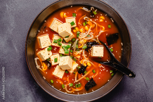 Foto Spicy miso soup with tofu and bean sprouts