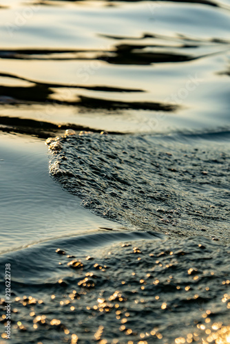 фотографія Golden hour river wave captured in close-up