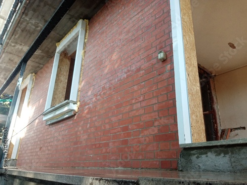 Insulated monoblock sub-frame for a window with a roller shutter.
