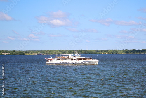 Quadro su tela A small ship sails along a big river.