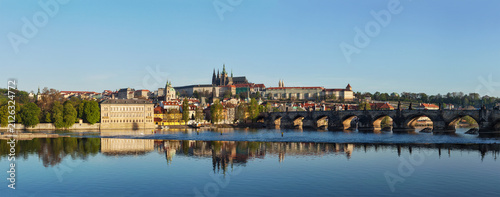 Foto View of historic center of Prague Charles bridge over Vltava river alongside Gradchany Prague Castle and St
