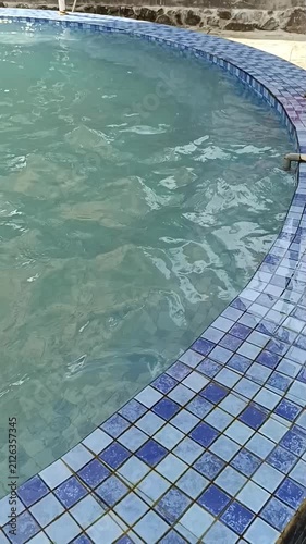 Air bergelombang di kolam renang mini 