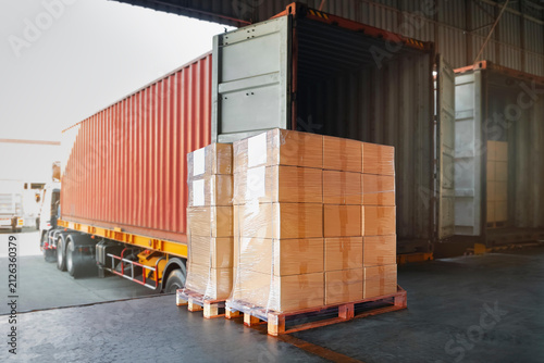 Quadro su tela Loading wooden crates onto semi-truck trailer in warehouse bay with warehouse lo